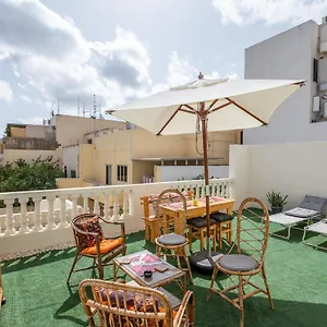  Homestay Close To Airport, Double Bedroom, Sofa-bed, Private Bathroom For Adults And Children Aged 10 And Over Only
